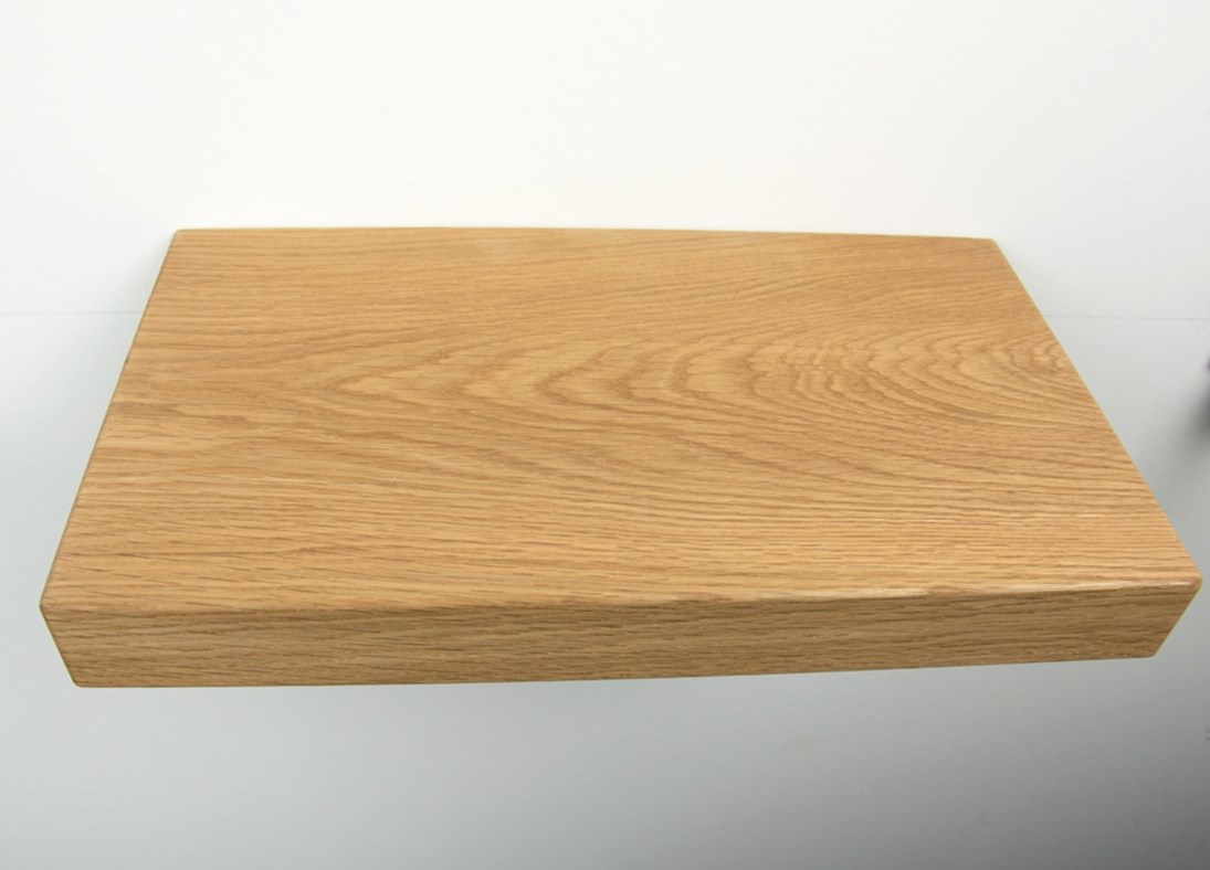 Zwevende rustiek eiken houten wandplank met triade maxi dragers, de wandplank is behandeld met olie.