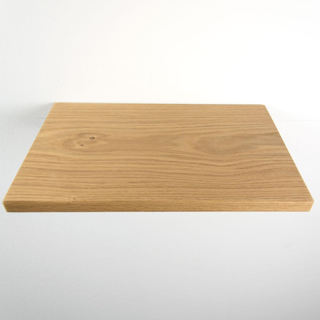 Zwevende rustiek eiken wandplank in de maat 395x250x40mm, behandeld met lak.