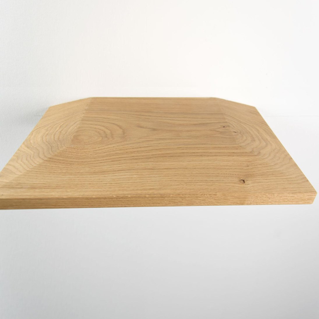 Zwevende rustiek eiken wandplank in de maat 395x250x40mm, behandeld met lak.