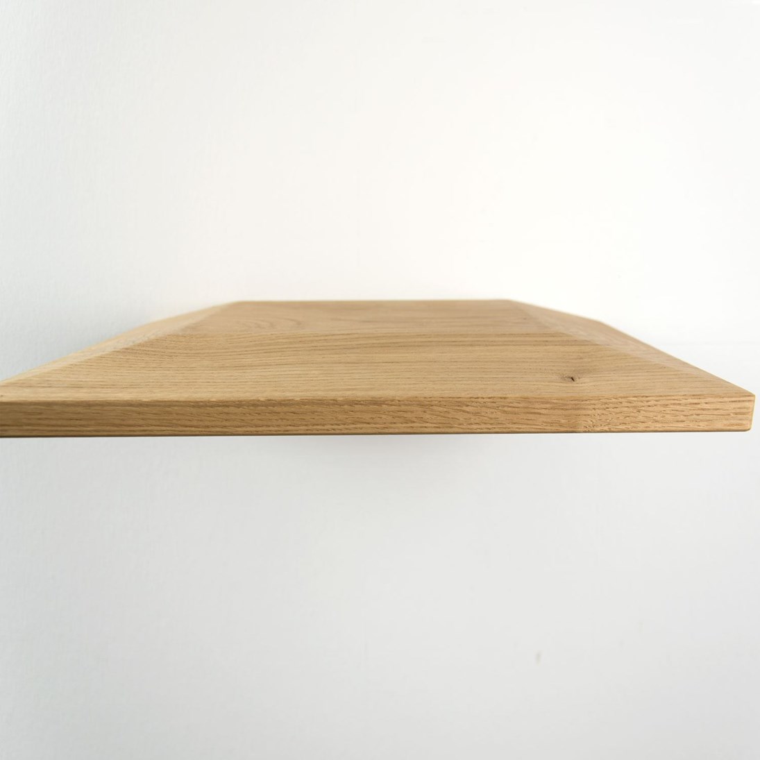 Zwevende rustiek eiken wandplank in de maat 395x250x40mm, behandeld met lak.
