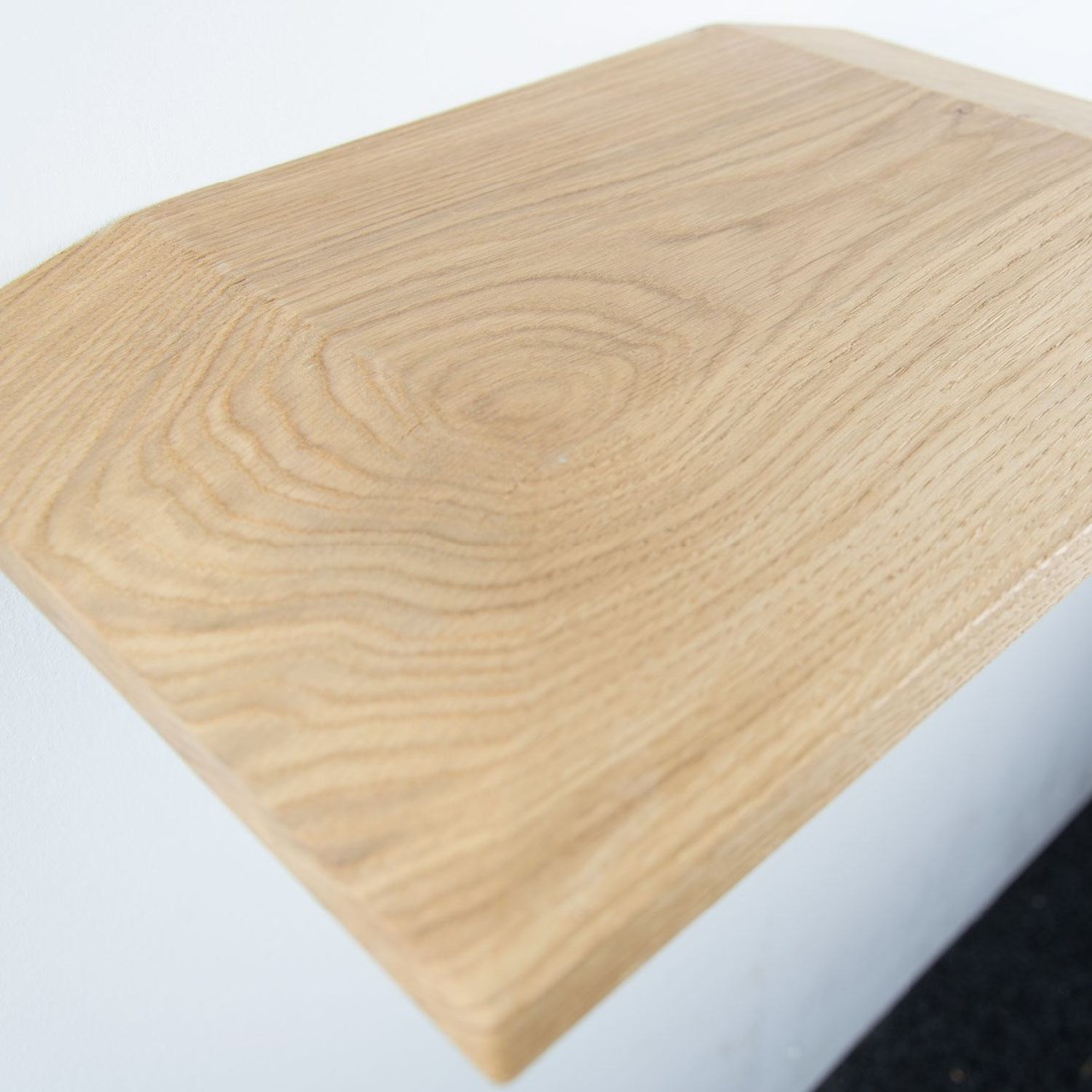 Zwevende rustiek eiken wandplank in de maat 395x250x40mm, behandeld met lak.