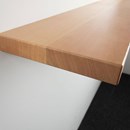 Zwevende oregon pine wandplank in de maat 1000x250x38mm, behandeld met lak.