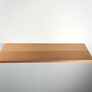 Zwevende oregon pine wandplank in de maat 1000x250x38mm, behandeld met lak.
