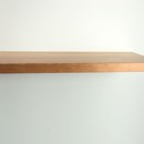 Zwevende oregon pine wandplank in de maat 1000x250x38mm, behandeld met lak.
