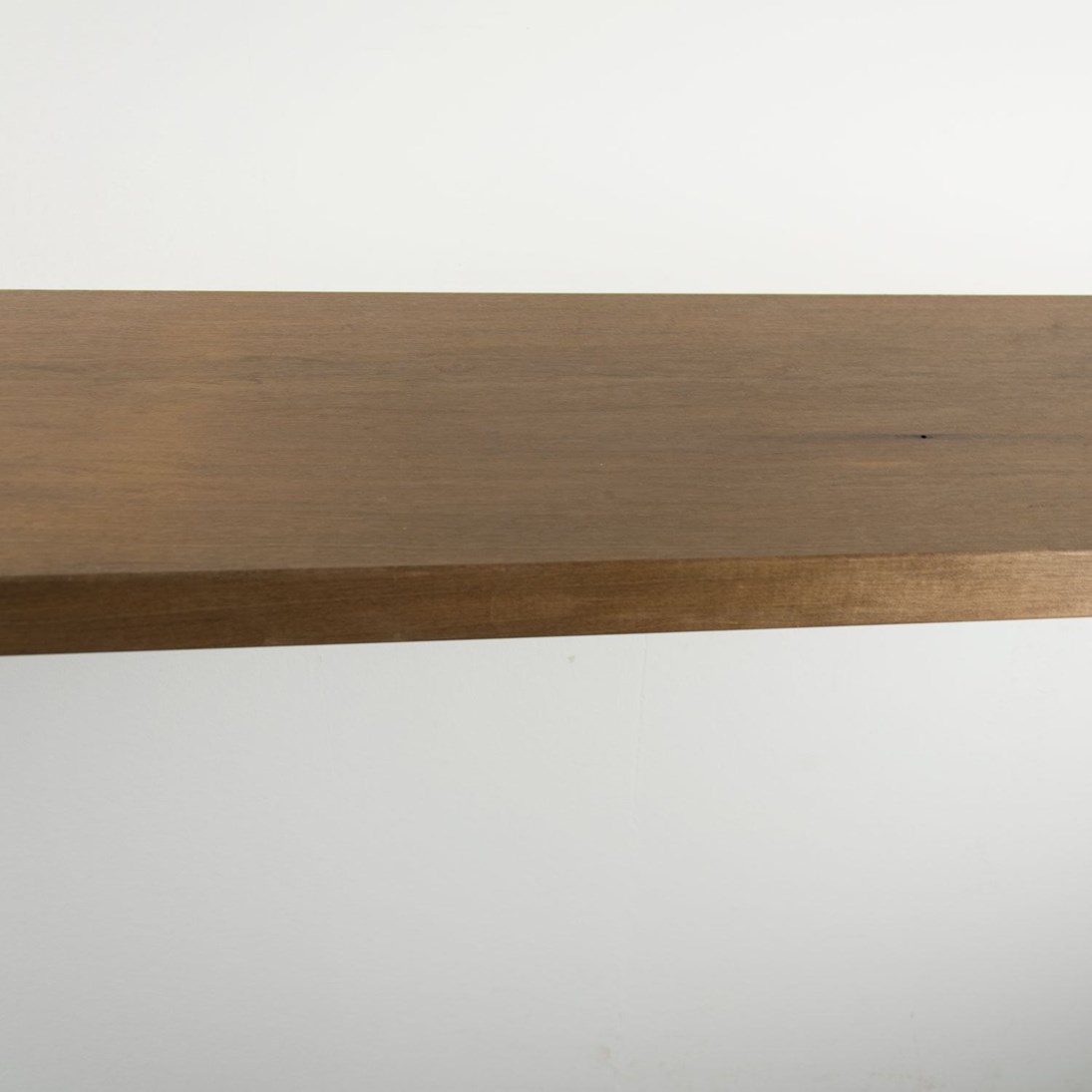 Zwevende mansonia wandplank in de maat 1660x270x38mm, behandeld met olie.