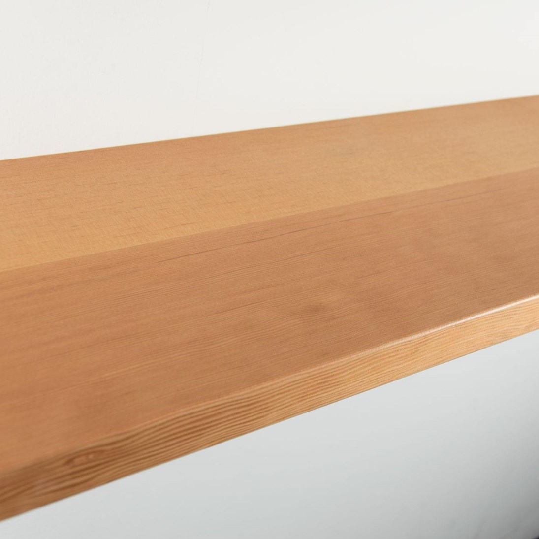 Zwevende oregon pine wandplank in de maat 1000x250x38mm, behandeld met lak.