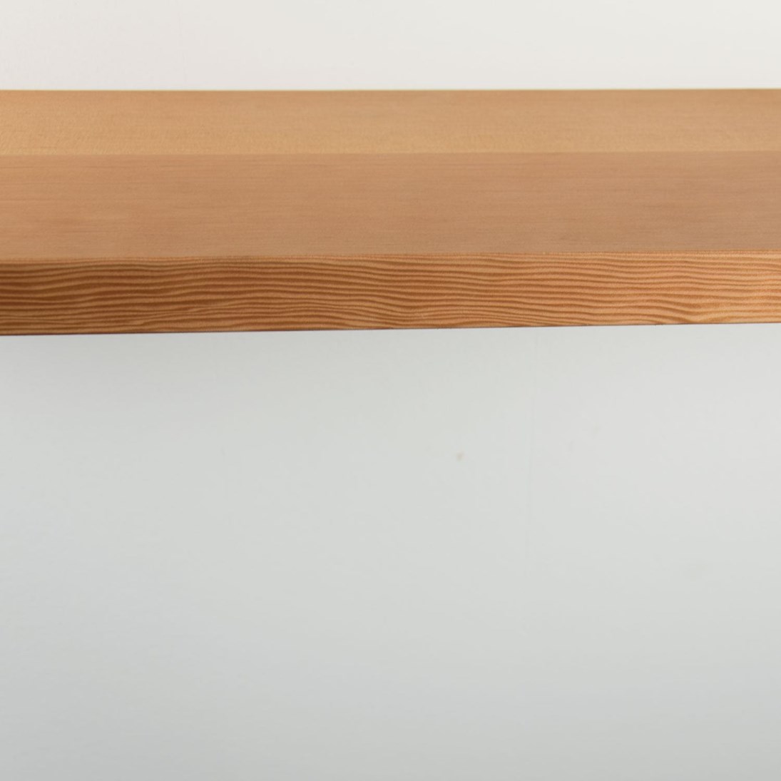 Zwevende oregon pine wandplank in de maat 1000x250x38mm, behandeld met lak.