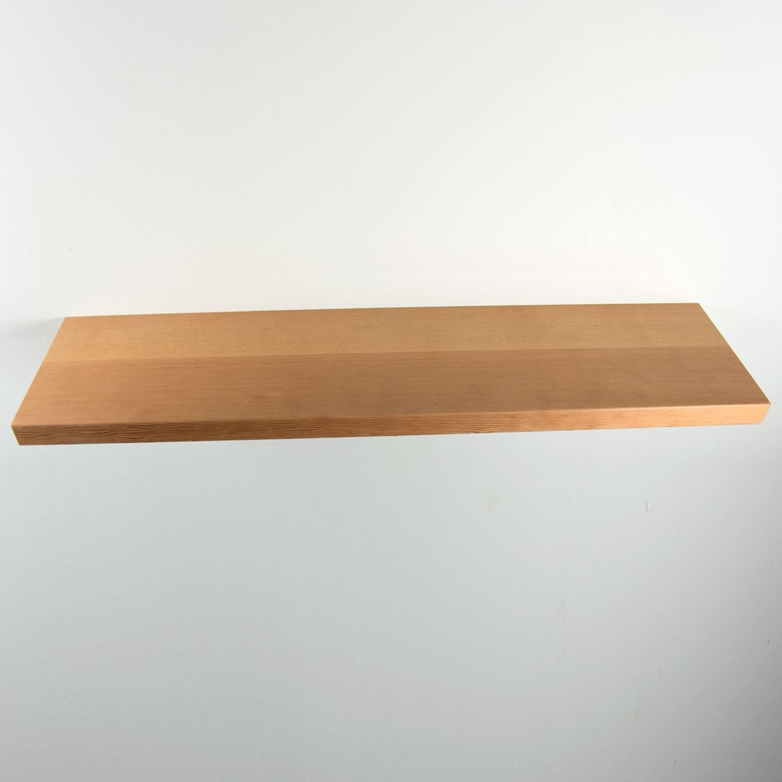 Zwevende oregon pine wandplank in de maat 1000x250x38mm, behandeld met lak.