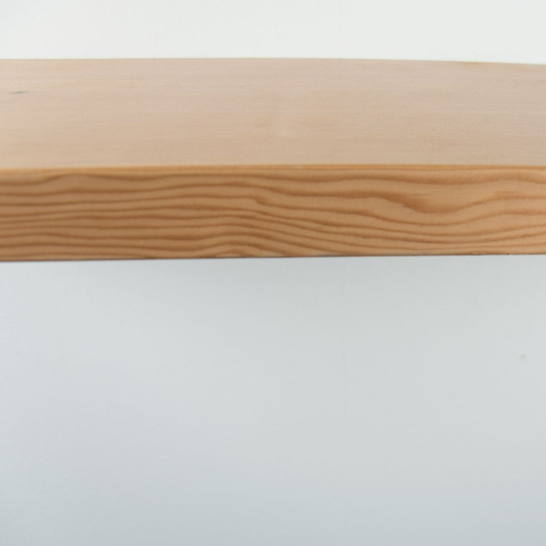 Zwevende oregon pine wandplank in de maat 1000x250x38mm, behandeld met lak.