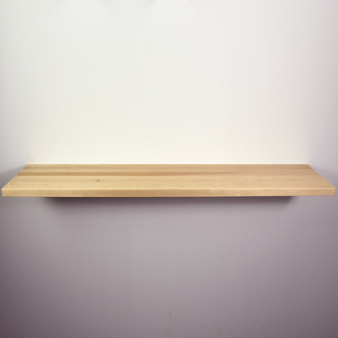 Zwevende essen wandplank in de maat 1530x315x40mm, behandeld met lak.