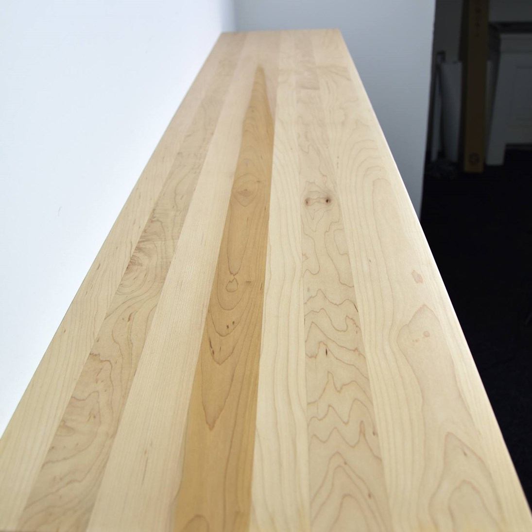 Zwevende essen wandplank in de maat 1530x315x40mm, behandeld met lak.