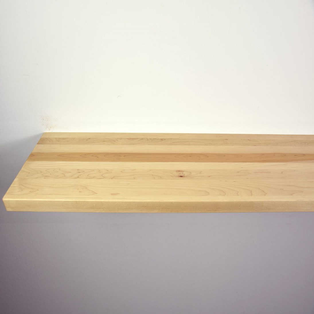 Zwevende essen wandplank in de maat 1530x315x40mm, behandeld met lak.