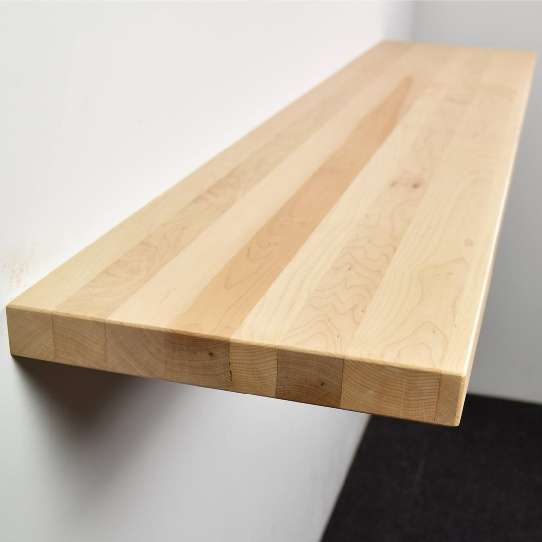 Zwevende essen wandplank in de maat 1530x315x40mm, behandeld met lak.