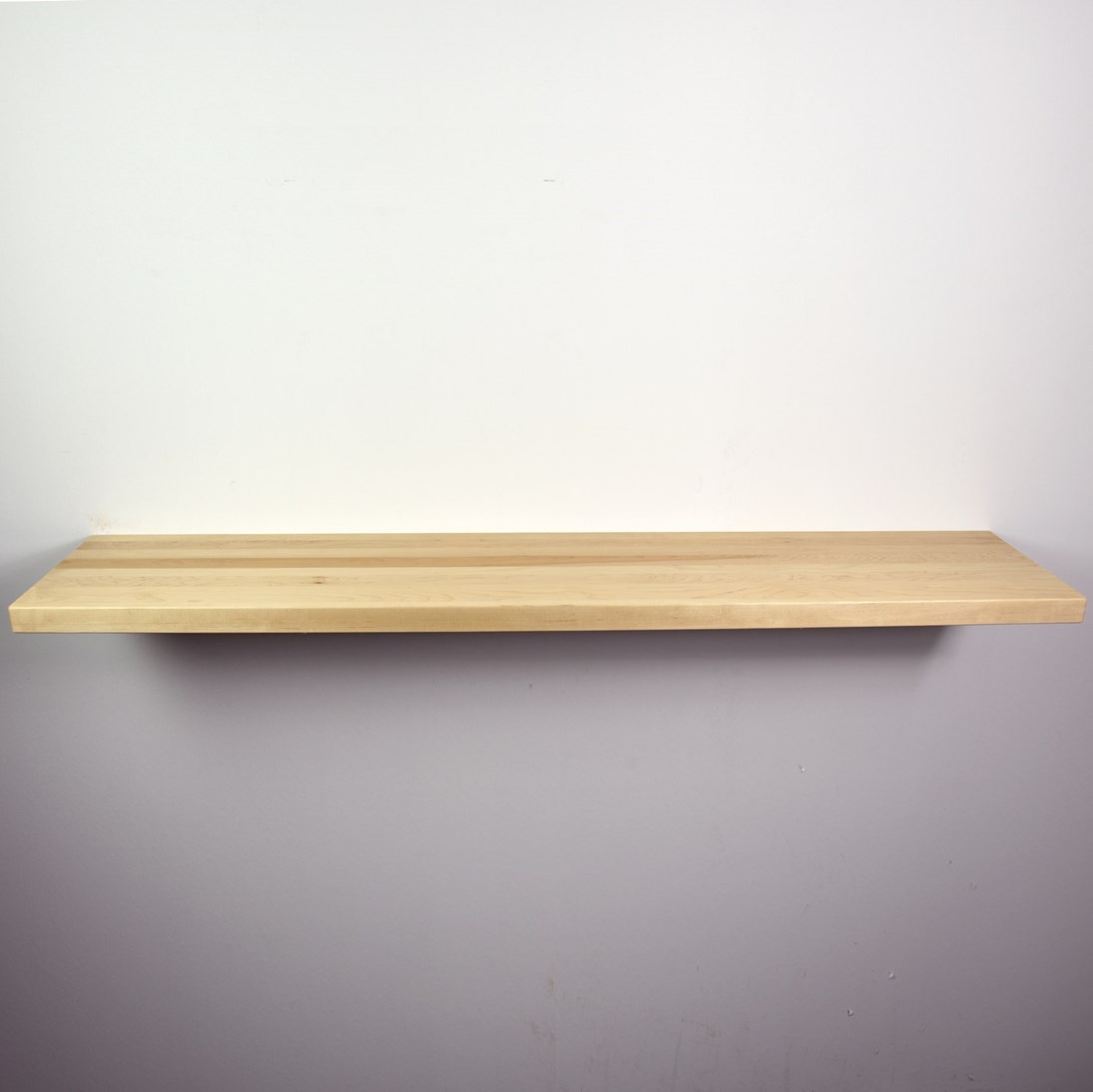 Zwevende essen wandplank in de maat 1530x315x40mm, behandeld met lak.
