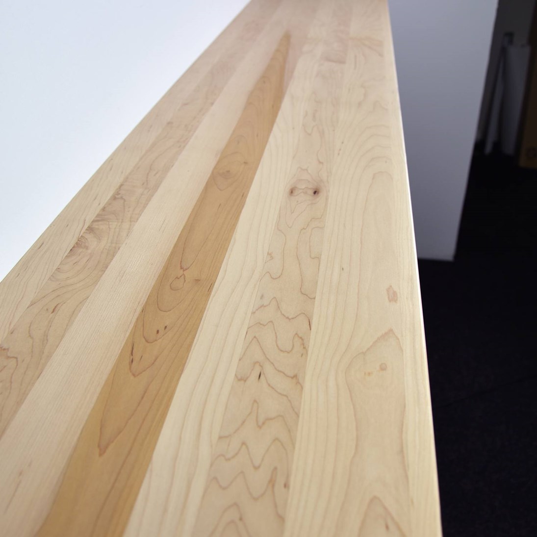 Zwevende essen wandplank in de maat 1530x315x40mm, behandeld met lak.