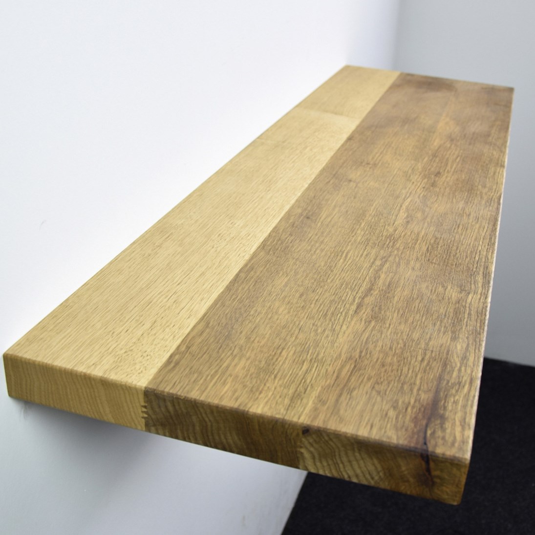 Zwevende mansonia wandplank in de maat 1140x338x40mm, behandeld met lak.