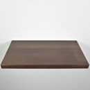 Zwevende wenge wandplank in de maat 650x350x40mm, behandeld met lak.