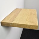 Zwevende frake wandplank in de maat 580x337x40mm, behandeld met lak.