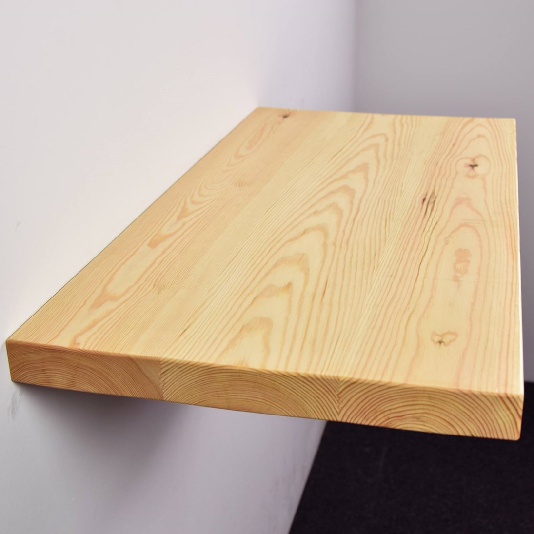 Zwevende grenen wandplank in de maat 780x392x40mm, behandeld met olie.