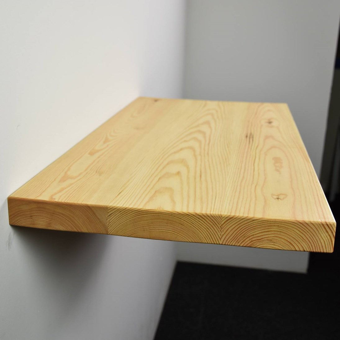Zwevende grenen wandplank in de maat 780x392x40mm, behandeld met olie.