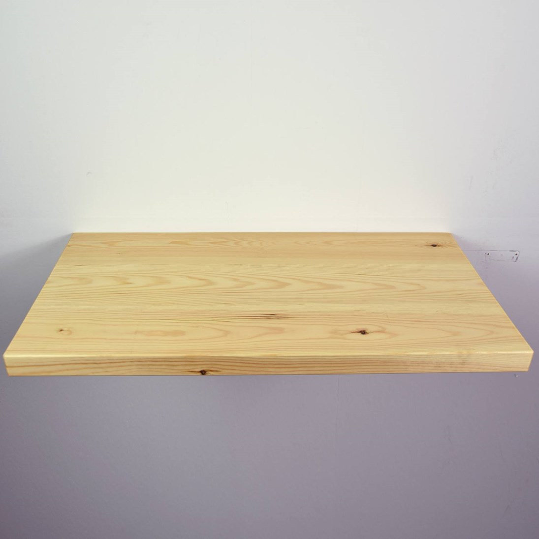 Zwevende grenen wandplank in de maat 780x392x40mm, behandeld met olie.